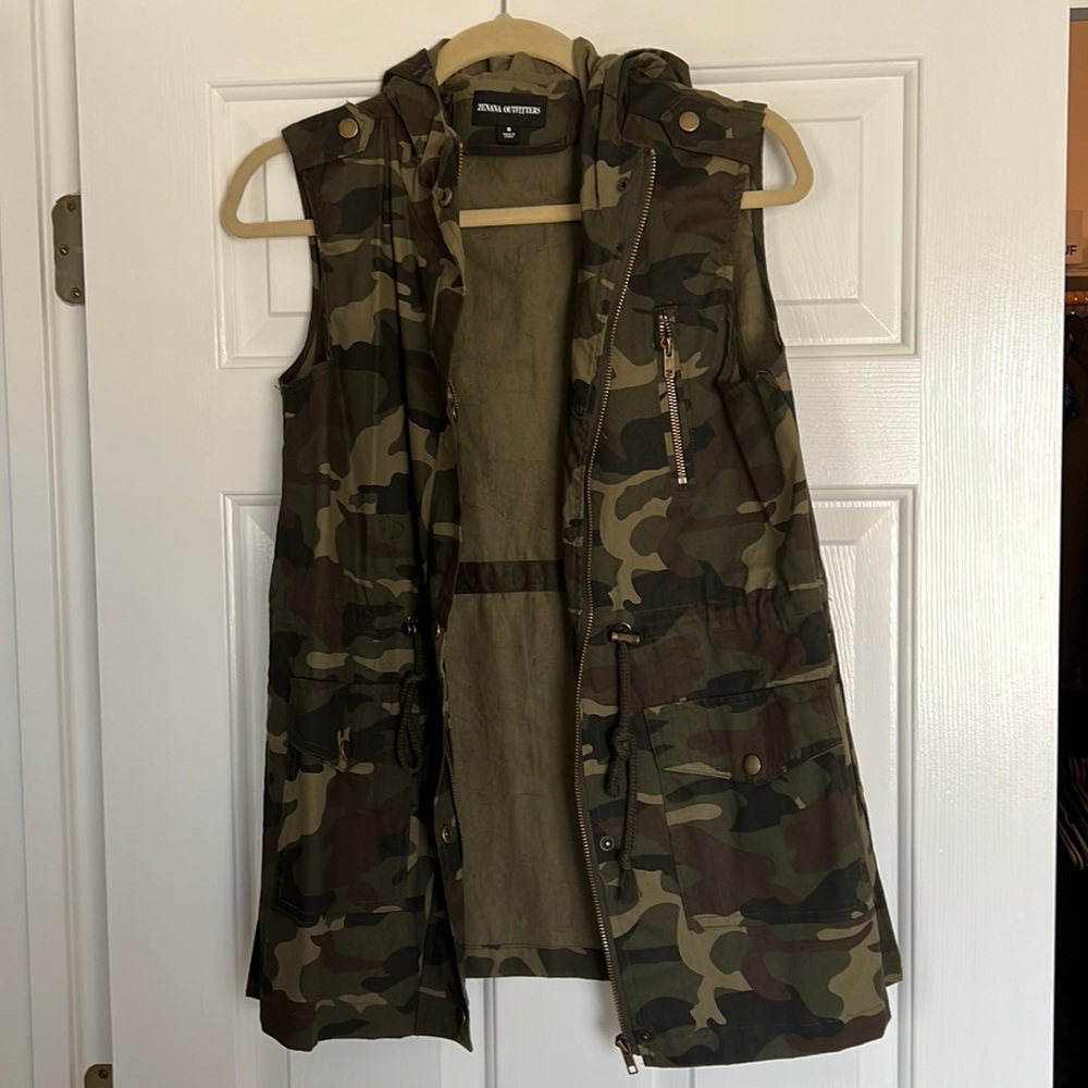Zenana Outfitters Camo best with hood. Size small.